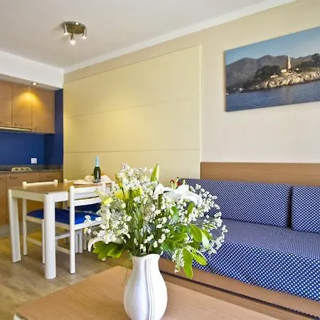 Flora Aparthotel 3*