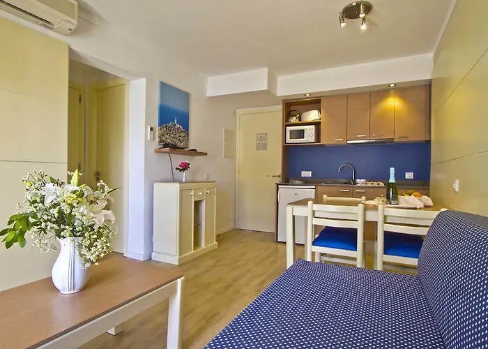 弗洛拉公寓酒店 3*